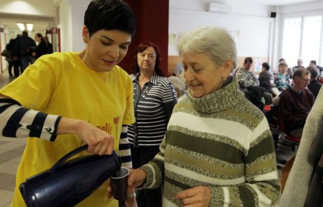 Amelie staff pouring drink for patient