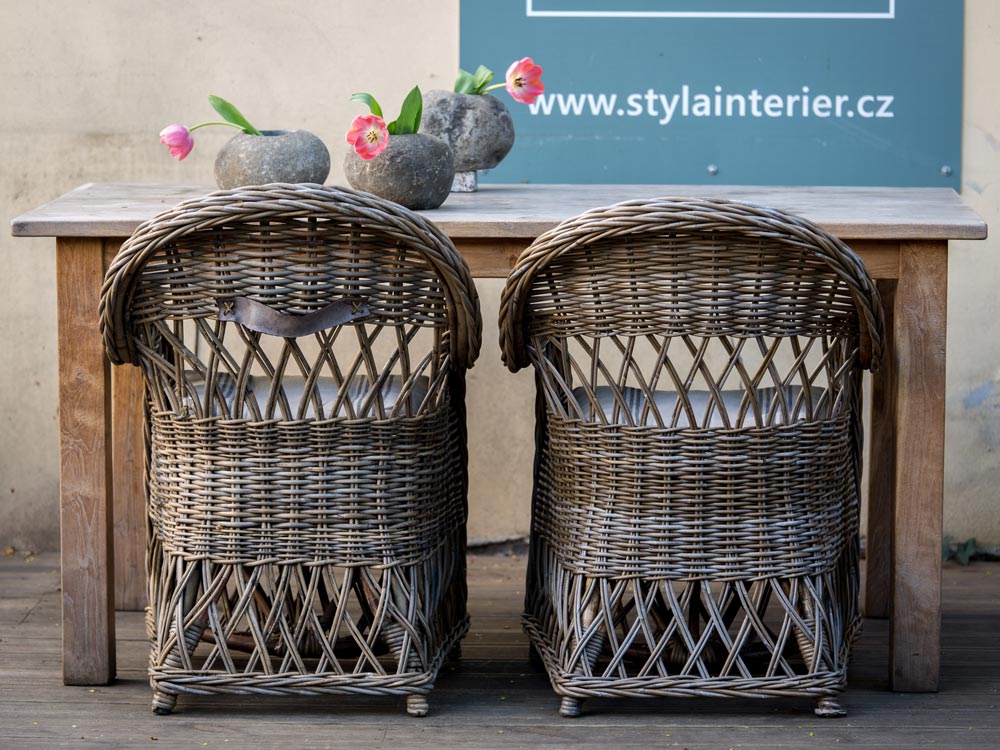 Styl & Interier table and chairs